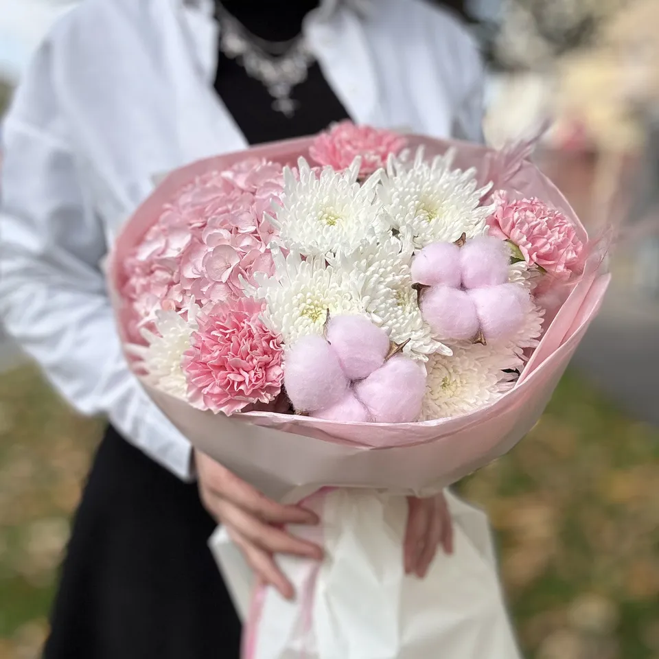 Нежный букет с гортензией, гвоздиками и хлопком