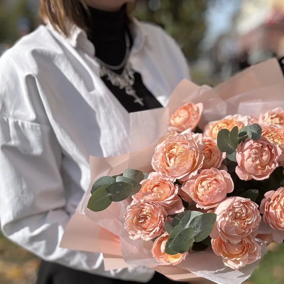 Букет из персиковых кустовых роз с эвкалиптом